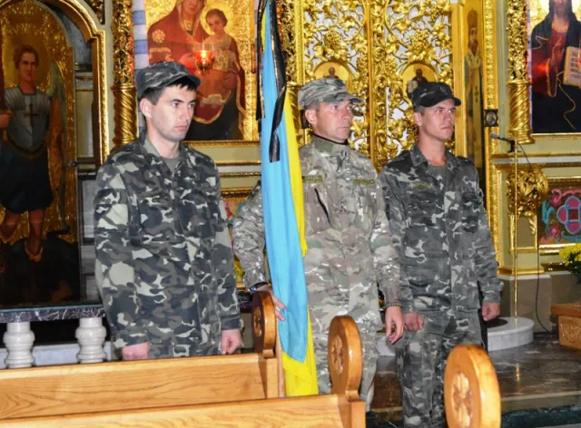 Франківці на колінах попрощалися з загиблим в АТО Олегом Басарабом — фото 11