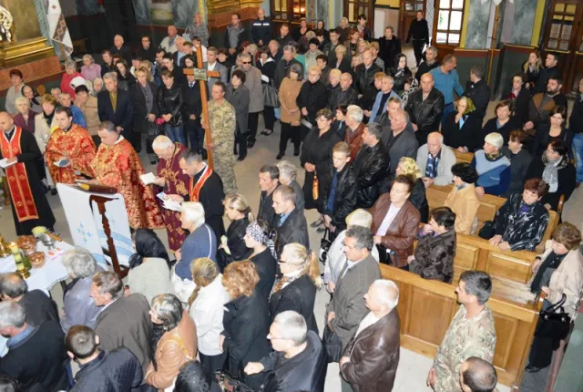 Франківці на колінах попрощалися з загиблим в АТО Олегом Басарабом — фото 13