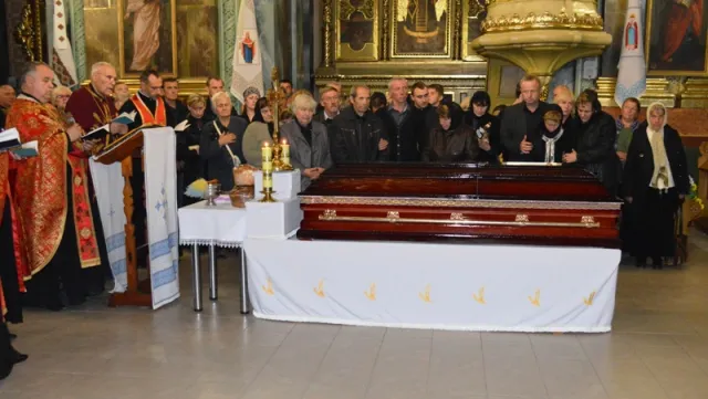 Франківці на колінах попрощалися з загиблим в АТО Олегом Басарабом — фото 16