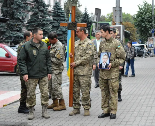 Франківці на колінах попрощалися з загиблим в АТО Олегом Басарабом — фото 3