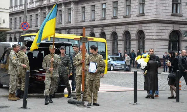 Франківці на колінах попрощалися з загиблим в АТО Олегом Басарабом — фото 4
