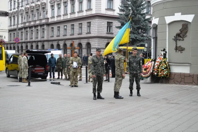 Франківці на колінах попрощалися з загиблим в АТО Олегом Басарабом — фото 5