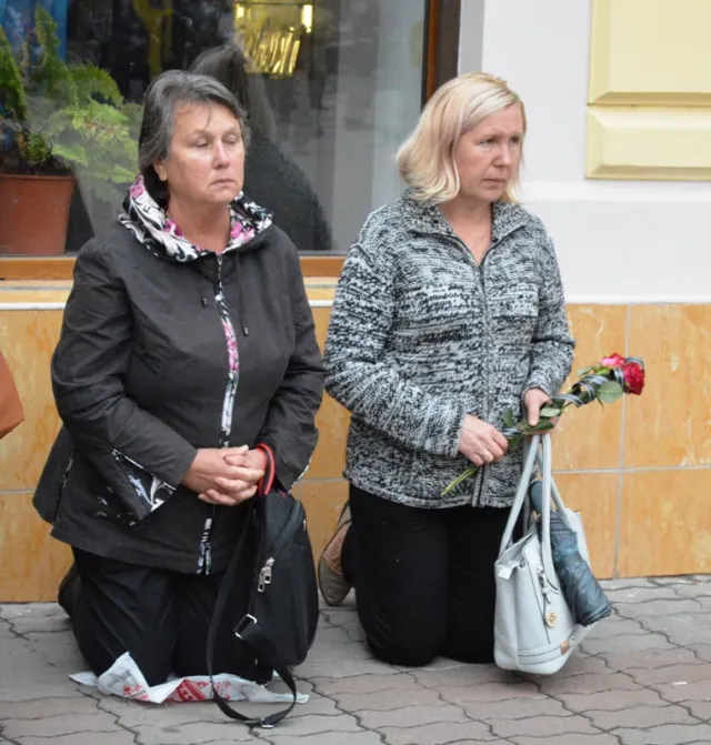 Франківці на колінах попрощалися з загиблим в АТО Олегом Басарабом — фото 6