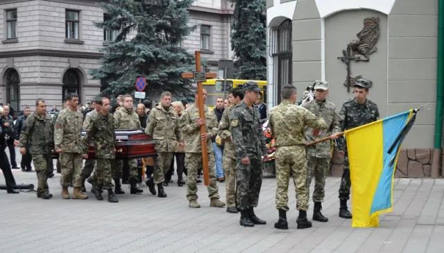 Франківці на колінах попрощалися з загиблим в АТО Олегом Басарабом — фото 7