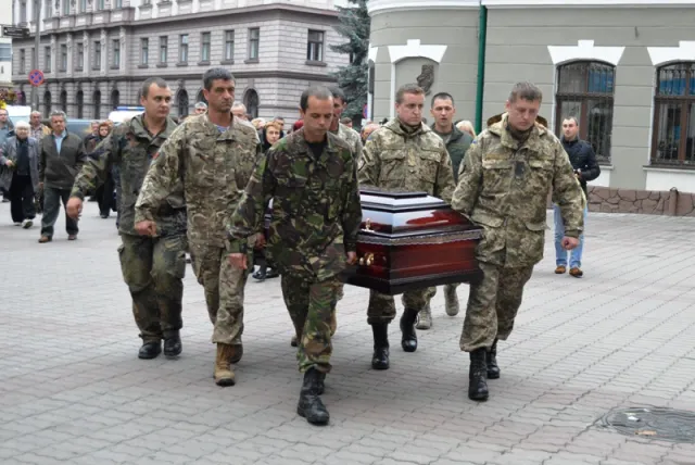 Франківці на колінах попрощалися з загиблим в АТО Олегом Басарабом — фото 9
