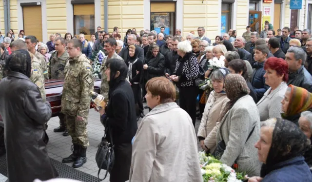 Франківці на колінах попрощалися з загиблим в АТО Олегом Басарабом — фото 10