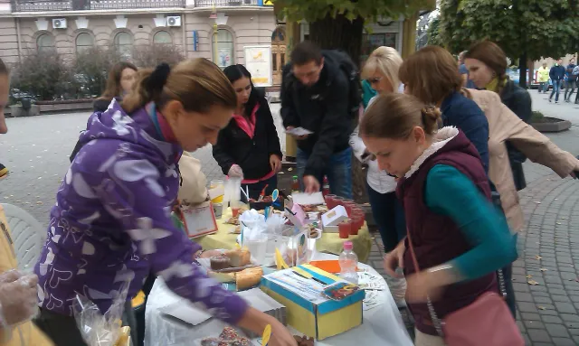 У Франківську відбувся благодійний розпродаж солодощів (фото) — фото 2