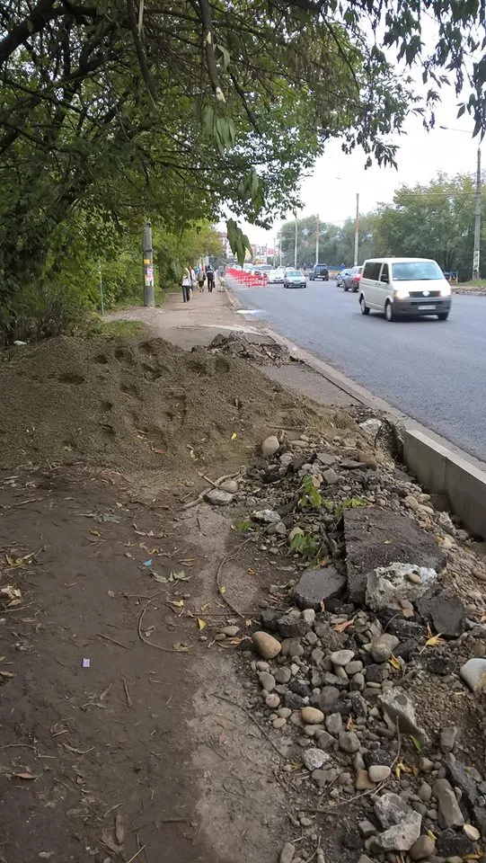 Іванофранківці скаржаться, що тротуар на Галицькій більше схожий на "смугу перешкод" (фото) — фото 1