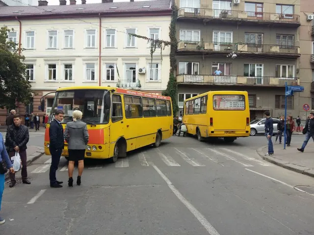 У Франківську водій маршрутки збив людину на переході (фото) — фото 1