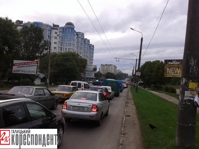 Ремонт моста на Пасічну знову спричинив серйозні затори (фото) — фото 1