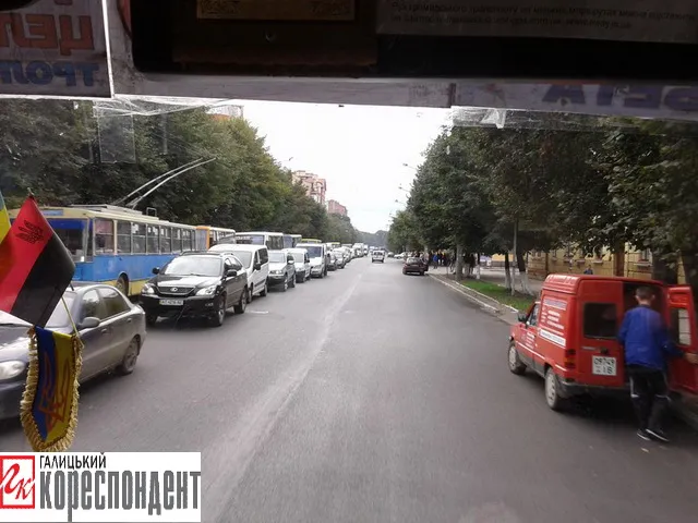 Ремонт моста на Пасічну знову спричинив серйозні затори (фото) — фото 2