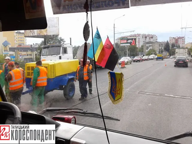 Ремонт моста на Пасічну знову спричинив серйозні затори (фото) — фото 3