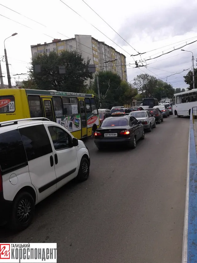 Ремонт моста на Пасічну знову спричинив серйозні затори (фото) — фото 4