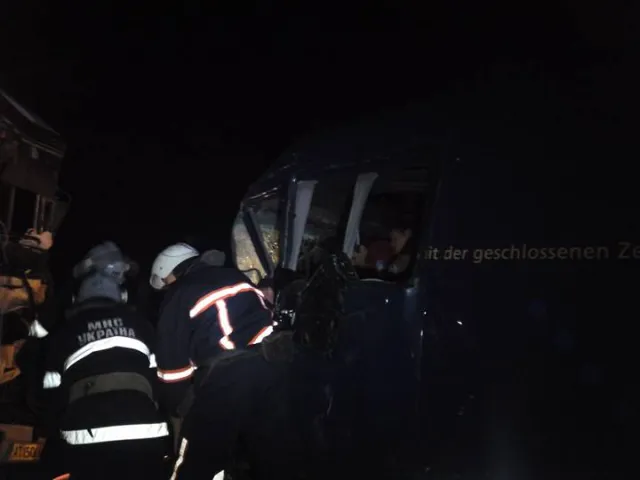 На Прикарпатті внаслідок зіткнення автобуса та буса, загинула одна людина (фото) — фото 2