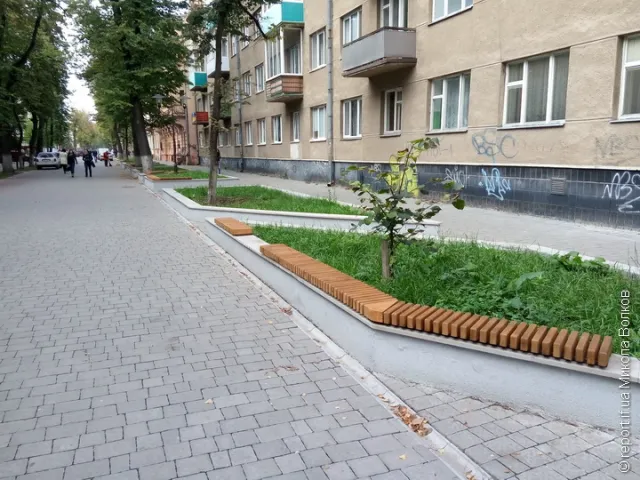 У Франківську на Шевченка встановили кілька лавочок, а з рештою вирішили почекати (фото) — фото 2