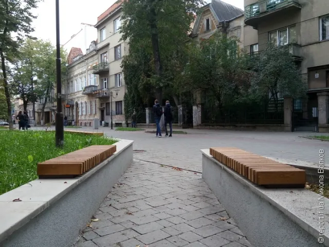 У Франківську на Шевченка встановили кілька лавочок, а з рештою вирішили почекати (фото) — фото 3