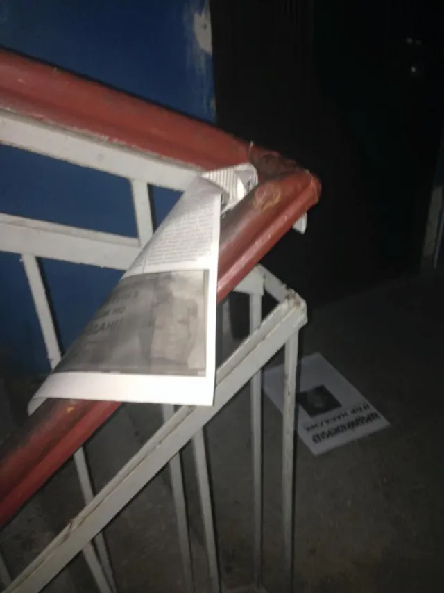 У під'їздах франківських будинків смітять передвиборчими газетами (фото) — фото 5
