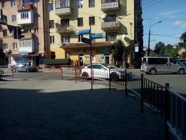 У Франківську помітили наддорогий електрокар марки “Тесла” (фото) — фото 1