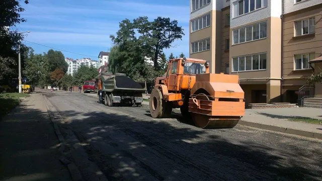 На Цалевича взялися за вистелення нижнього шару асфальту (фото) — фото 3