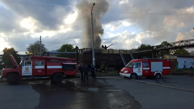 У Франківську горів вагон з лісом. До гасіння пожежі залучали пожежний поїзд (фото) — фото 7