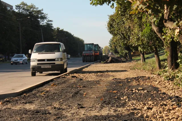 На Набережній проводять роботи з облаштування велодоріжки (фото) — фото 1