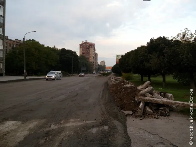 Вулиця Набережна в очікуванні ремонту: Немає ані людей, ані техніки (фото) — фото 2