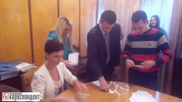 Івано-Франківська обласна виборча комісія визначила порядкові номери партій у виборчому бюлетні (фото) — фото 1