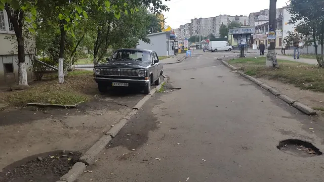 На вулиці Стуса у Франківську облаштовують парковку (фото) — фото 1