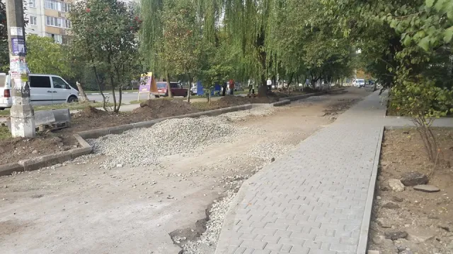 На вулиці Стуса у Франківську облаштовують парковку (фото) — фото 3