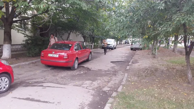На вулиці Стуса у Франківську облаштовують парковку (фото) — фото 4