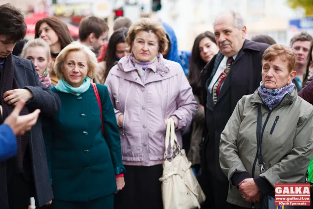 У Франківську встановили пам’ятну дошку легенді українського театру Оксані Затварській (фото) — фото 10