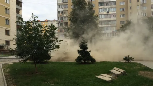 У Франківську дороговартісний порохотяг замість прибирання, здіймає хмари пилу (фото) — фото 3