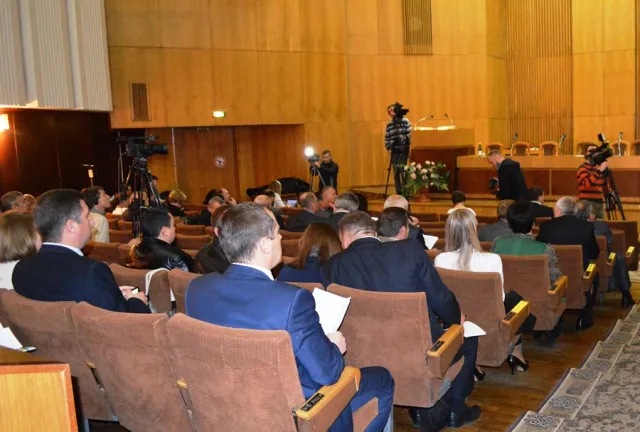 Сьогодні депутати облради шостого скликання востаннє зібрались на сесію (фото) — фото 1