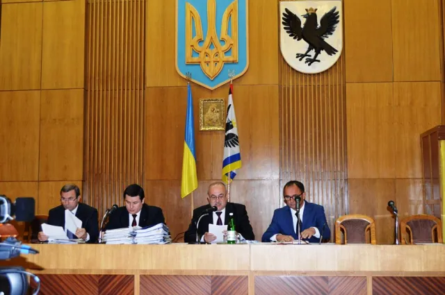 Сьогодні депутати облради шостого скликання востаннє зібрались на сесію (фото) — фото 2