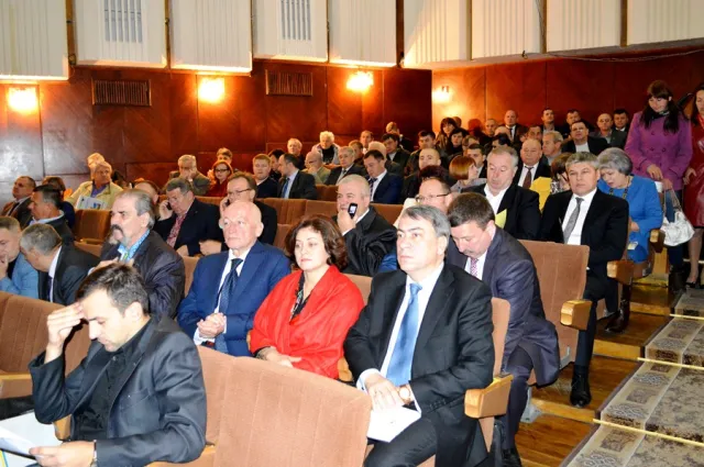 Сьогодні депутати облради шостого скликання востаннє зібрались на сесію (фото) — фото 4