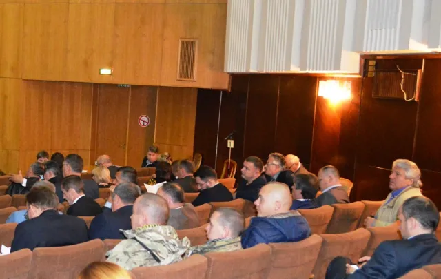 Сьогодні депутати облради шостого скликання востаннє зібрались на сесію (фото) — фото 8