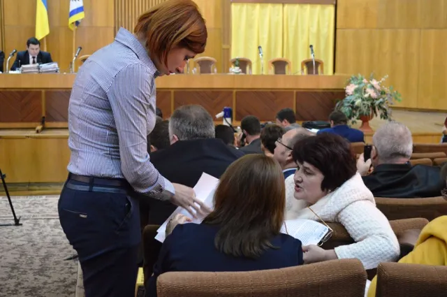Сьогодні депутати облради шостого скликання востаннє зібрались на сесію (фото) — фото 9