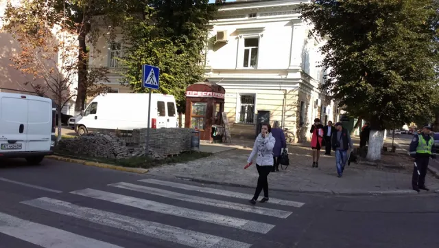 У Франківську на вулицях Чорновола та Грушевського активно викладають нову бруківку (фото) — фото 2