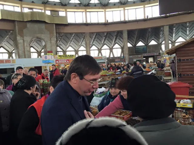 Юрій Луценко роздавав обіцянки на франківському продуктовому ринку (фото) — фото 1