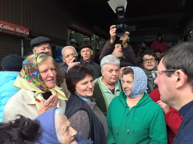 Юрій Луценко роздавав обіцянки на франківському продуктовому ринку (фото) — фото 2