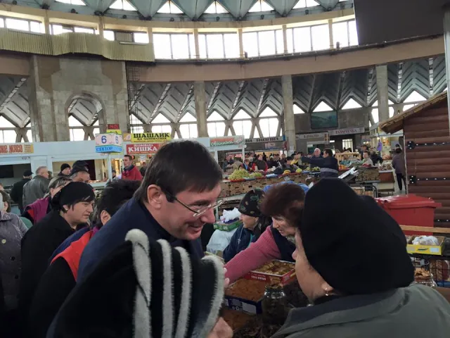 Юрій Луценко роздавав обіцянки на франківському продуктовому ринку (фото) — фото 4