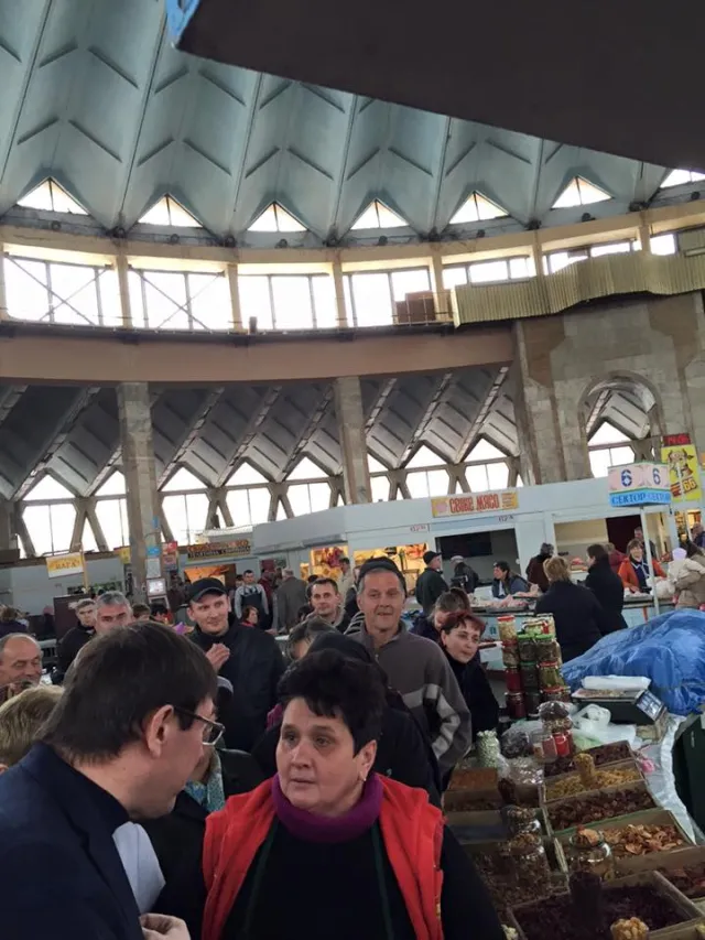 Юрій Луценко роздавав обіцянки на франківському продуктовому ринку (фото) — фото 5