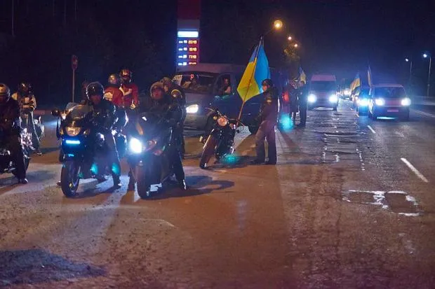 У Коломиї на колінах зустріли тіло загиблого в АТО  Володимира Чепіля (фото) — фото 9