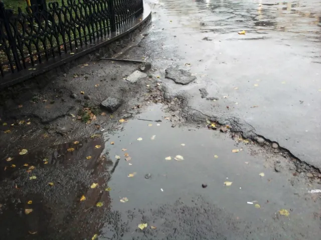 Жителі міста нарікають на стан зупинки в парку Воїнів-інтернаціоналістів (фото) — фото 2