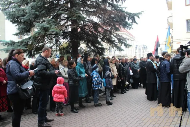 У Франківську відкрили барельєф 29-річному медику, що загинув в АТО (фото) — фото 13
