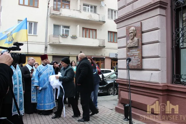 У Франківську відкрили барельєф 29-річному медику, що загинув в АТО (фото) — фото 9
