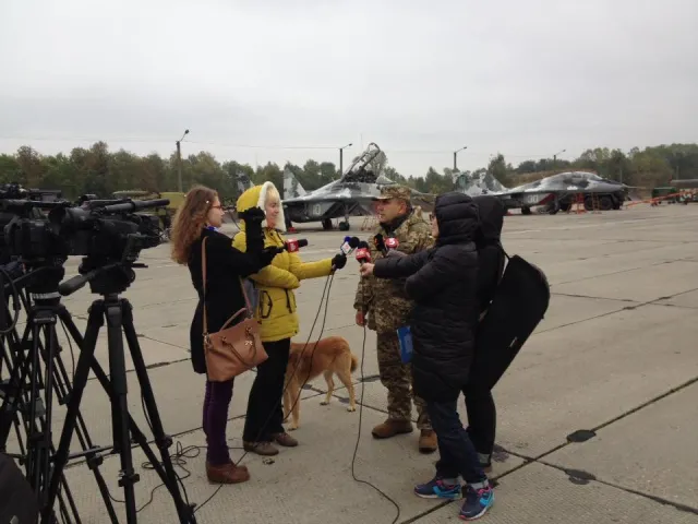На військовому аеродромі Івано-Франківська тривають українсько-польські навчання «Безпечне небо-2015» (фото) — фото 4