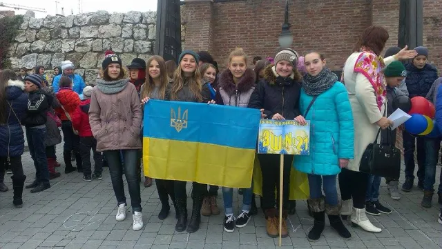 Школярі влаштували флешмоб «Повстанська ватра» (фото) — фото 2