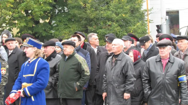 Іванофранківці, до Дня захисника України та 73-ї річниці створення УПА, пройшлися урочистою ходою та молилися за мир (фото) — фото 1