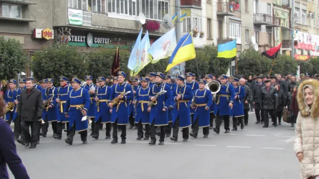 Іванофранківці, до Дня захисника України та 73-ї річниці створення УПА, пройшлися урочистою ходою та молилися за мир (фото) — фото 2